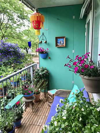 Zonnig balkon met veel bloemen
