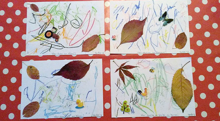 Kindertekeningen met herfstbladen